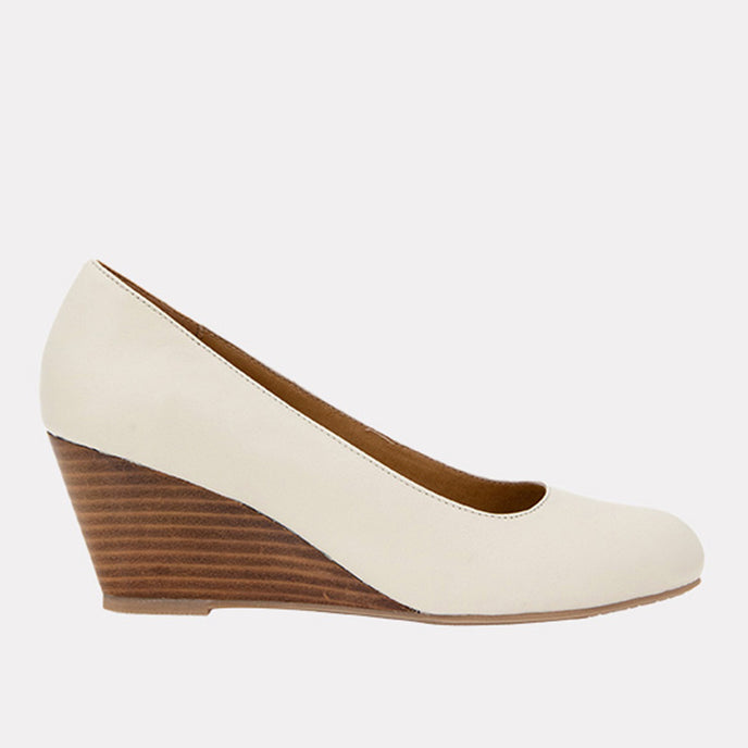 ﻿andré assous Khloe Leather Featherweights™ Wedge